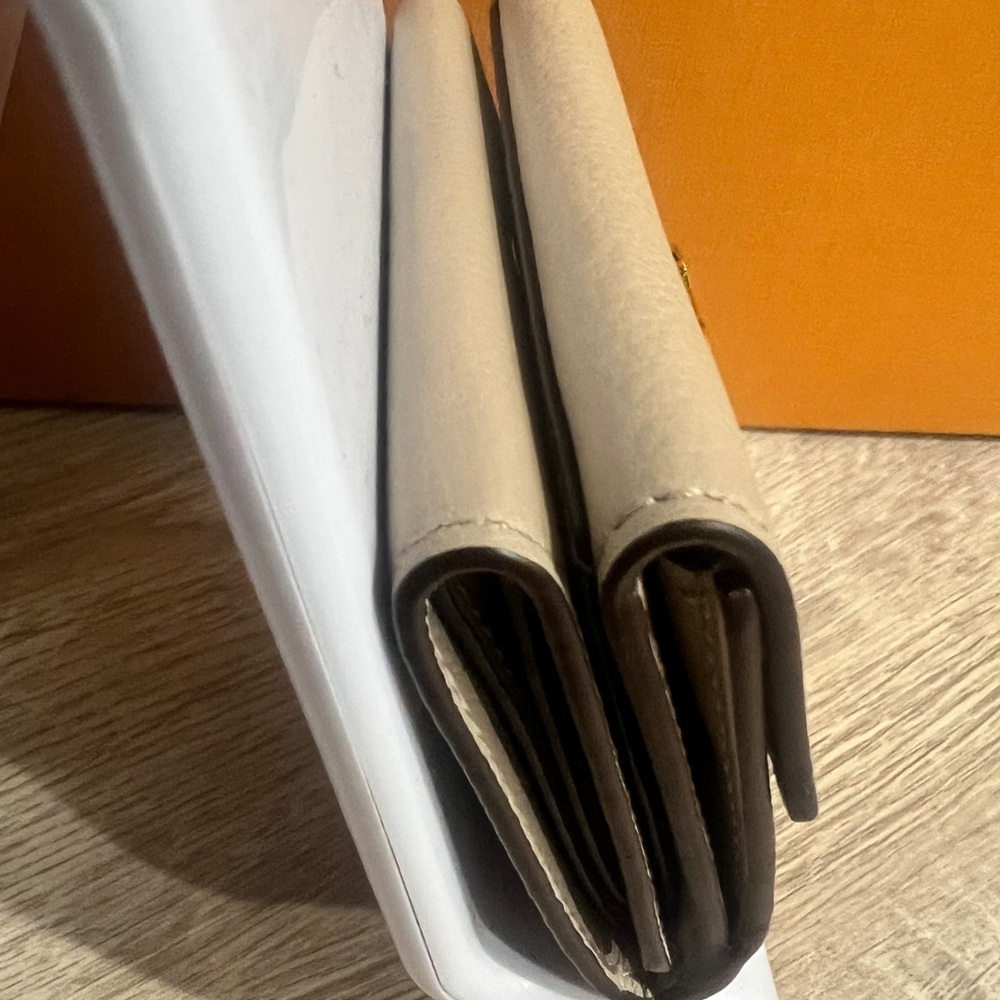 Louis Vuitton Portefeuille Trifold, LIKE NEW, Microchipped w/ COA - Picture 4 of 16